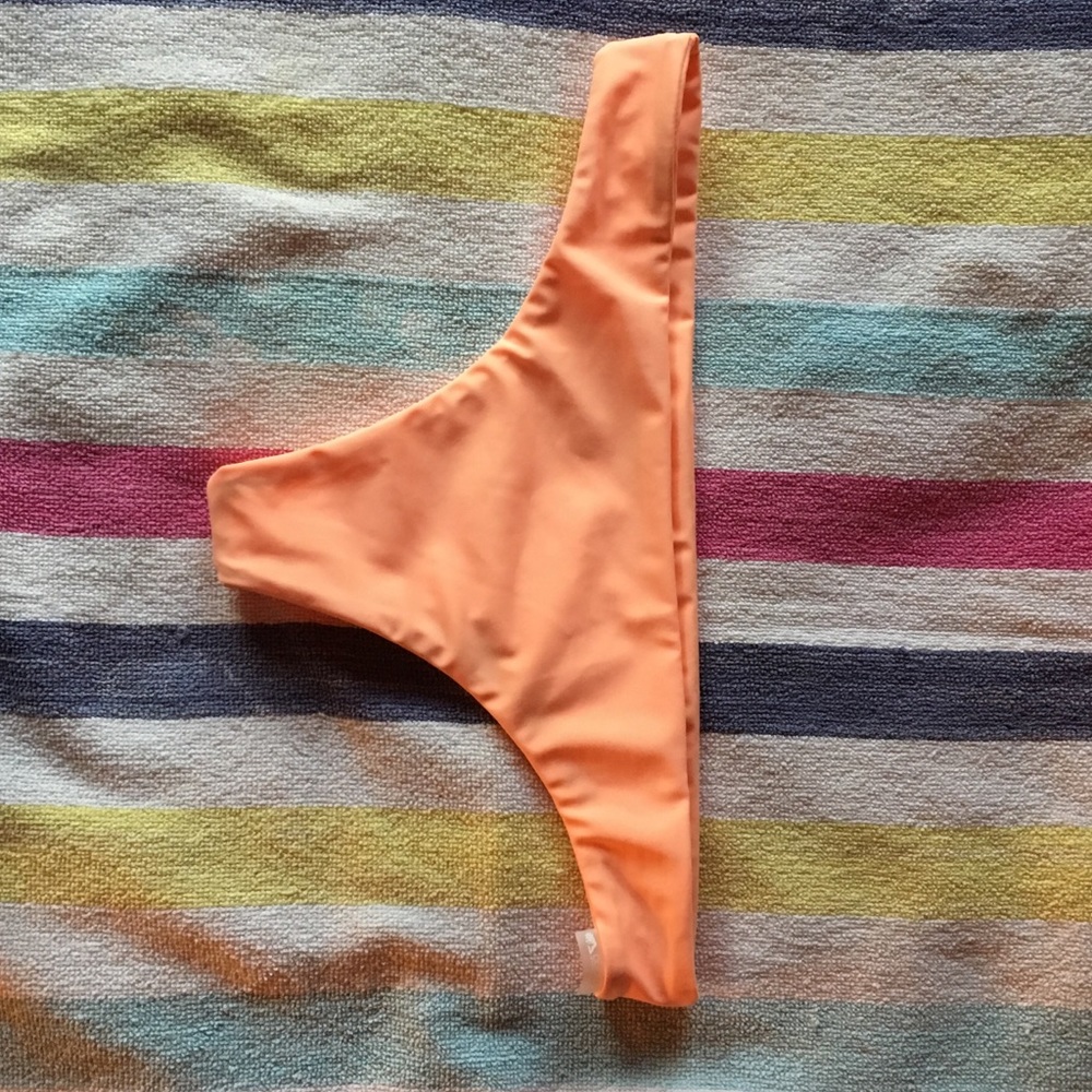 Ola feroz cheeky bottom